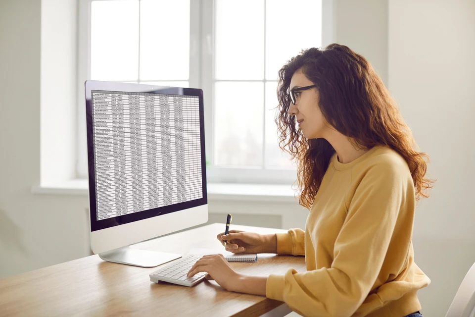 Comptable travaillant avec des feuilles de calcul numériques sur ordinateur de bureau