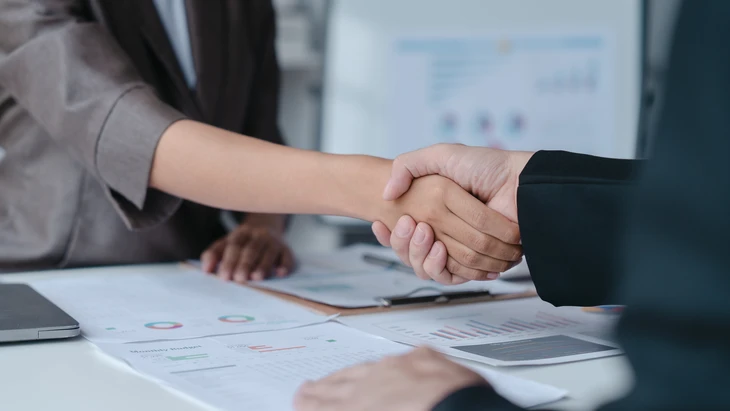 Scène de bureau juridique avec deux personnes en costume lors d'une consultation