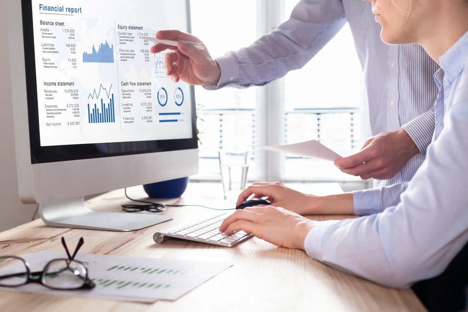Scène de bureau virtuel avec écran d'ordinateur affichant interface de gestion de tâches avec listes de contrôle cochées