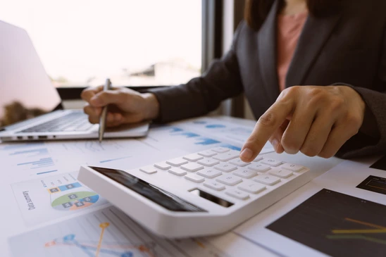 Espace de travail intérieur avec professionnel analysant des données financières