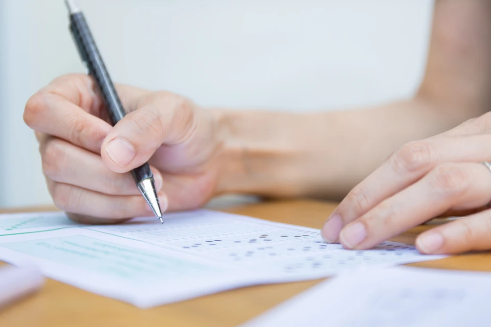Photographie d'un expert-comptable ou d'un conseiller fiscal dans son bureau professionnel, assis à un bureau, discutant avec un client en face de lui. Sur le bureau, des documents français visibles (relevés bancaires, documents fiscaux français, déclarations) et un ordinateur portable. L'atmosphère doit être professionnelle, sereine et collaborative, illustrant la relation de confiance entre l'expert et son client pour la gestion des obligations fiscales.