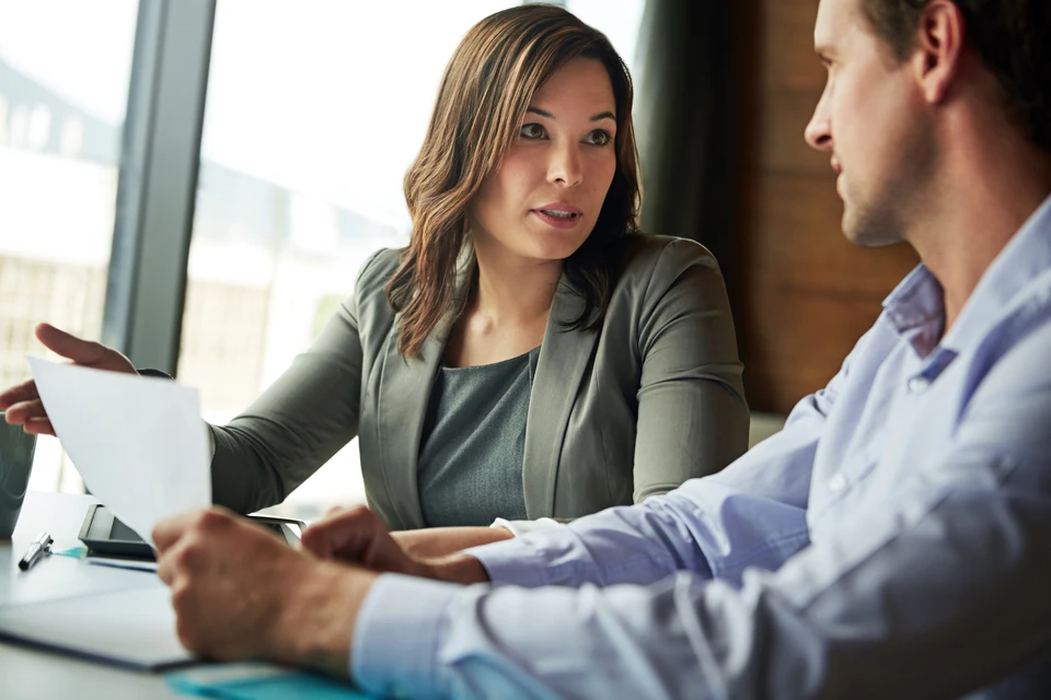 Homme d'affaires et femme multilingue travaillant ensemble dans des bureaux modernes